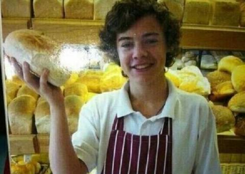  Harry Styles, do One Direction, volta a trabalhar em padaria